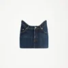 La minifalda de denim con corte curvo La minifalda de denim con corte curvo