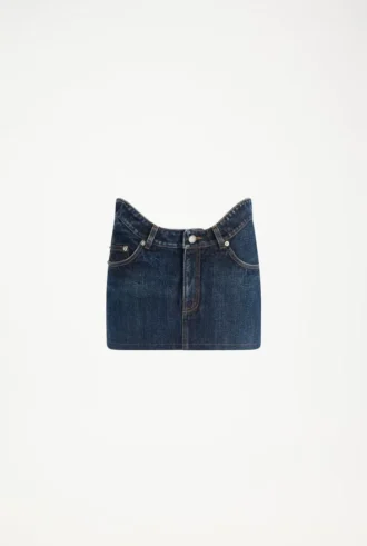 La minifalda de denim con corte curvo