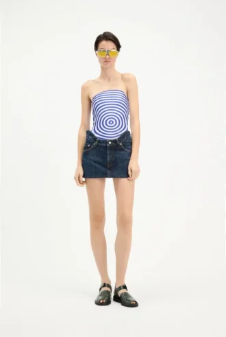 La minifalda de denim con corte curvo