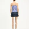 La minifalda de denim con corte curvo La minifalda de denim con corte curvo