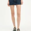 La minifalda de denim con corte curvo La minifalda de denim con corte curvo