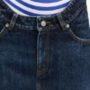 La minifalda de denim con corte curvo La minifalda de denim con corte curvo