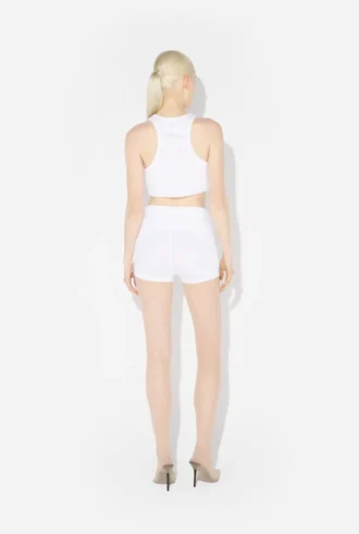 Los pantalones cortos blancos con liguero