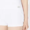 Los pantalones cortos blancos con liguero Los pantalones cortos blancos con liguero