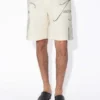 Los pantalones cortos con múltiples tatuajes Los pantalones cortos con múltiples tatuajes