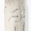 Los pantalones cortos con múltiples tatuajes Los pantalones cortos con múltiples tatuajes