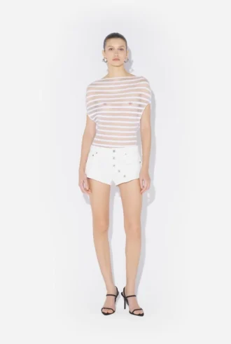 Los pantalones cortos de denim blanco con botones