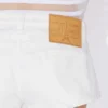 Los pantalones cortos de denim blanco con botones Los pantalones cortos de denim blanco con botones