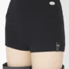 Los pantalones cortos negros con liguero Los pantalones cortos negros con liguero