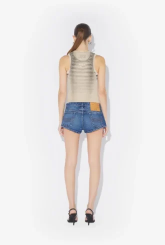 Los pantalones cortos vaqueros azules con botones