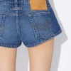 Los pantalones cortos vaqueros azules con botones Los pantalones cortos vaqueros azules con botones