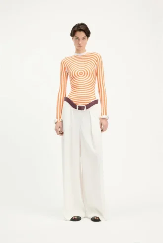 Los pantalones de traje blancos con corte curvo
