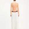 Los pantalones de traje blancos con corte curvo
