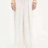 Los pantalones de traje blancos con corte curvo