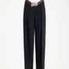 Los pantalones de traje de corte curvo Los pantalones de traje de corte curvo