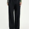 Los pantalones de traje de corte curvo Los pantalones de traje de corte curvo