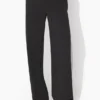 Los pantalones negros con estribos Los pantalones negros con estribos