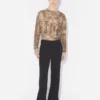 Los pantalones negros con estribos Los pantalones negros con estribos