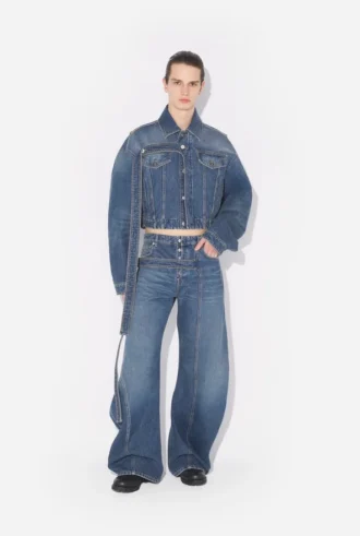 Los vaqueros de denim azul con correa