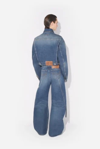 Los vaqueros de denim azul con correa