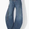 Los vaqueros de denim azul con correa Los vaqueros de denim azul con correa