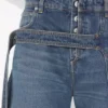 Los vaqueros de denim azul con correa Los vaqueros de denim azul con correa