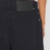Los vaqueros de denim con botones a presión