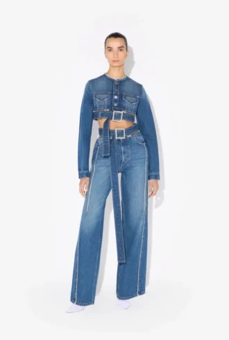 Los vaqueros de denim con cinturón