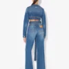 Los vaqueros de denim con cinturón
