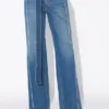 Los vaqueros de denim con cinturón
