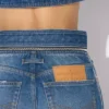 Los vaqueros de denim con cinturón