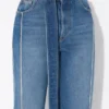 Los vaqueros de denim con cinturón