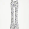 Los vaqueros de denim con estampado floral