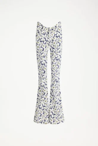 Los vaqueros de denim con estampado floral