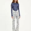 Los vaqueros de denim con estampado floral