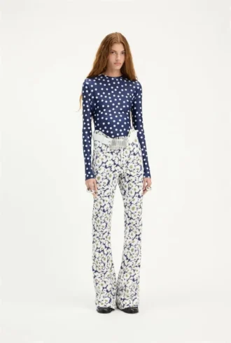 Los vaqueros de denim con estampado floral