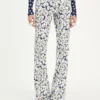 Los vaqueros de denim con estampado floral
