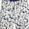 Los vaqueros de denim con estampado floral