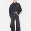 Los vaqueros de denim negro con tiras