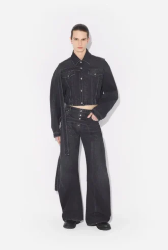 La chaqueta de denim negro con tiras