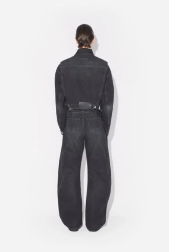 Los vaqueros de denim negro con tiras