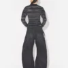 Los vaqueros de denim negro con tiras