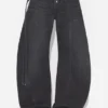 Los vaqueros de denim negro con tiras