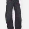 Los vaqueros de denim negro con tiras