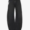Los vaqueros de denim negro con tiras